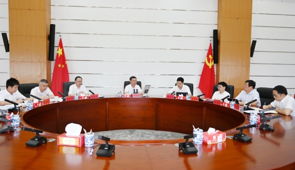 范小林主持召開市委理論學(xué)習(xí)中心組集體學(xué)習(xí)會(huì)