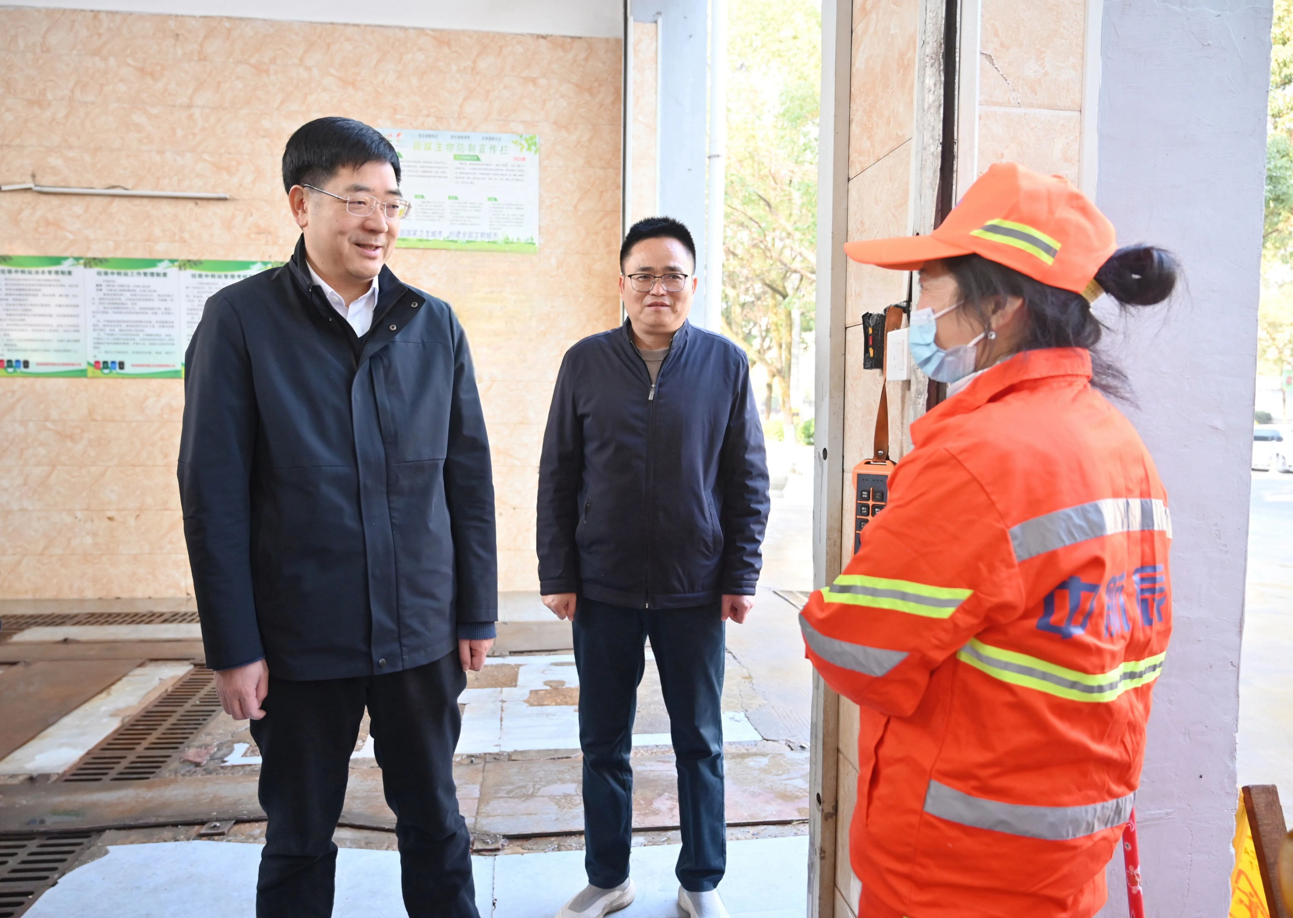 胡劍飛走訪(fǎng)慰問(wèn)一線(xiàn)干部職工，向大家致以節(jié)日問(wèn)候和新年祝福